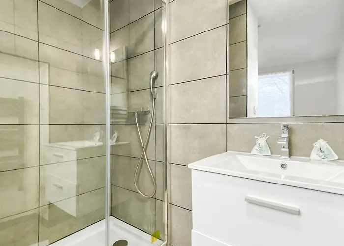 Homey Friendly - Proche Gare - Terrasse Privee - Wifi Апартаменты Ла-Рош-сюр-Форон